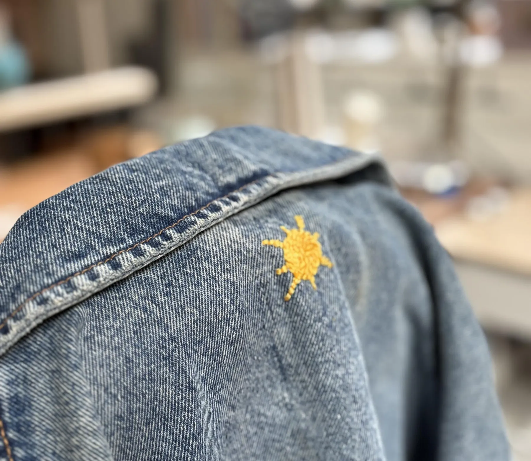 Customisez votre vêtement en jean avec Aline - Image n°3 - Wecandoo