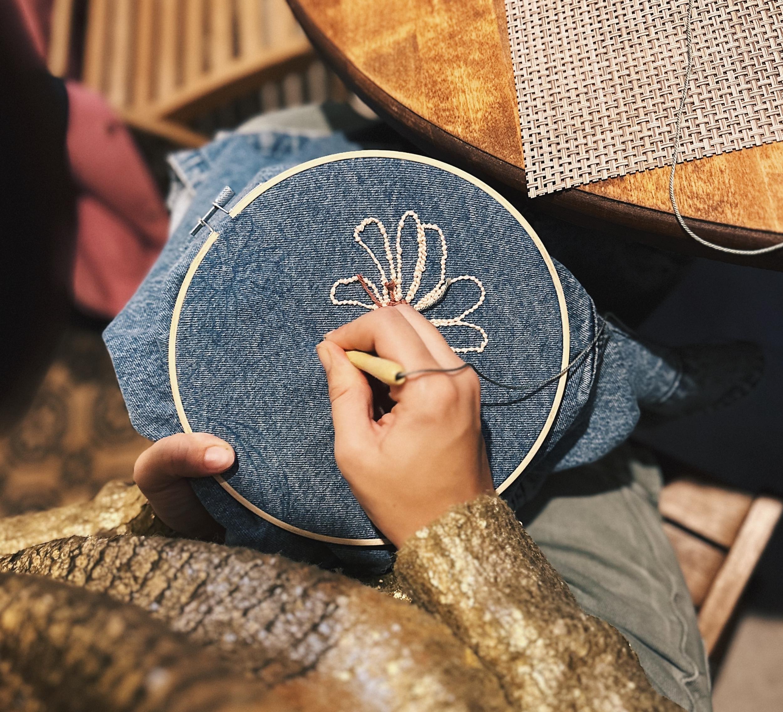 Customisez votre vêtement en jean avec Aline - Image n°9 - Wecandoo