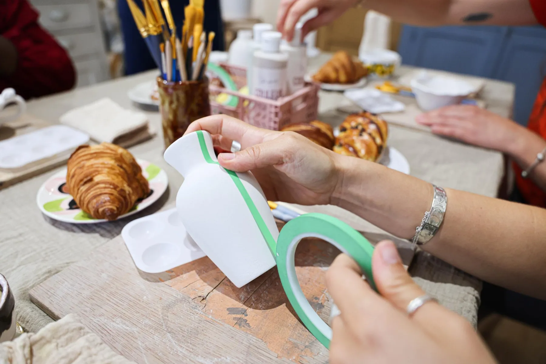 Décorez vos pièces en céramique autour d’un café avec Pauline - Image n°1 - Wecandoo