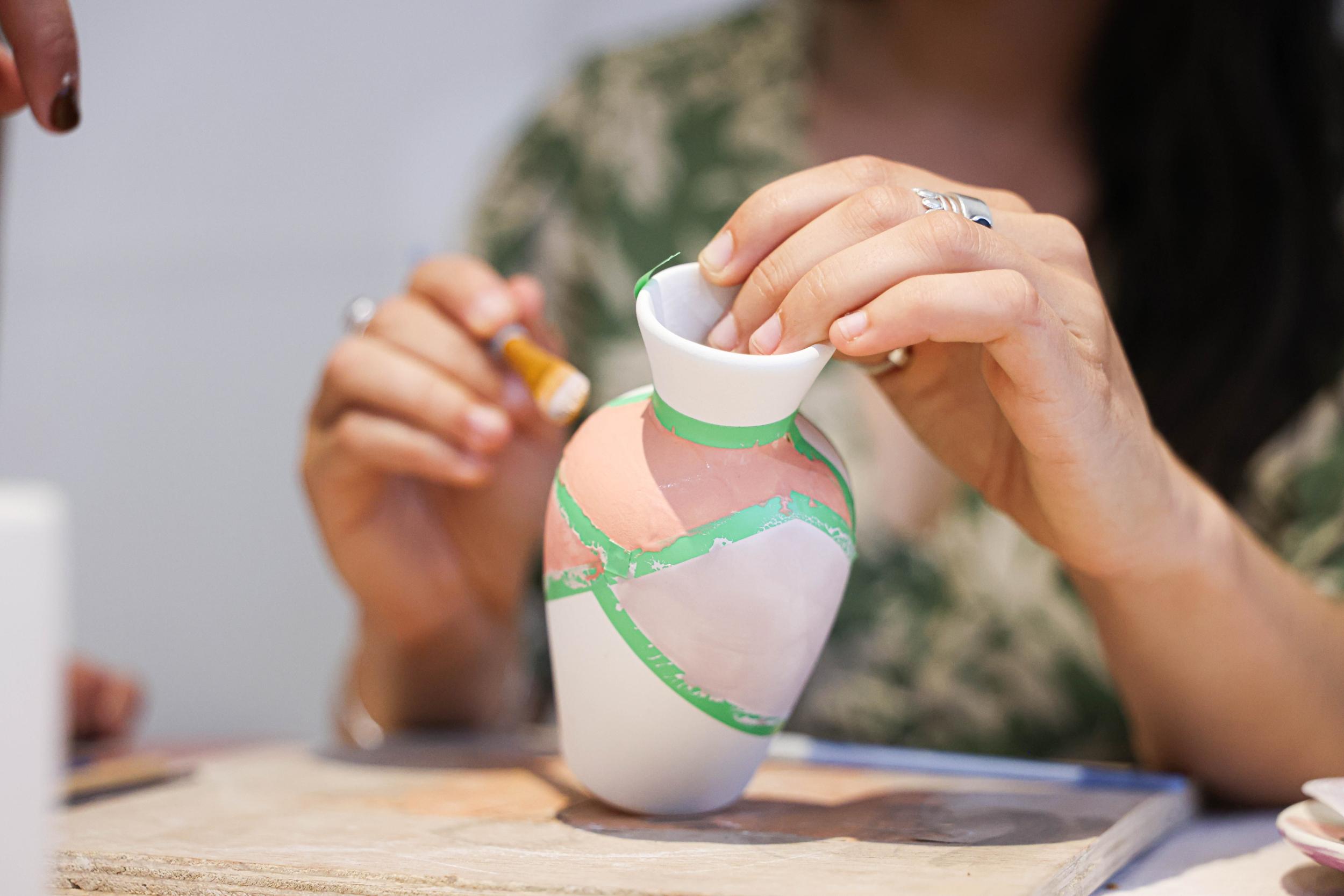 Décorez vos pièces en céramique autour d’un café avec Pauline - Image n°7 - Wecandoo