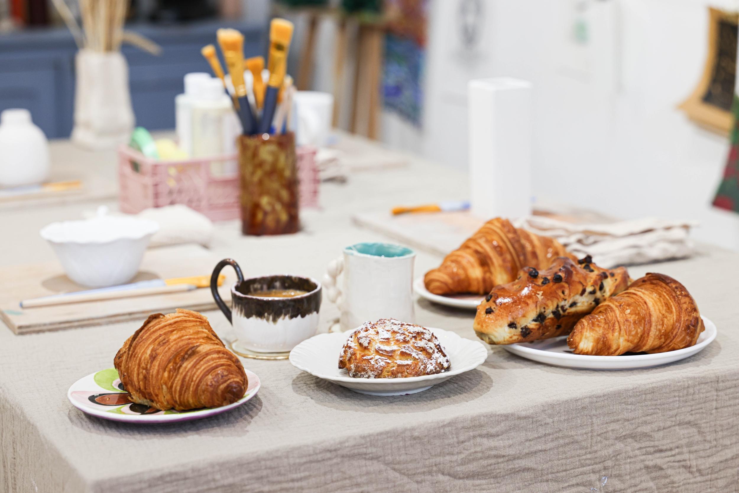 Décorez vos pièces en céramique autour d’un café