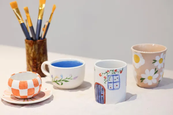 Décorez votre pièce en céramique en groupe