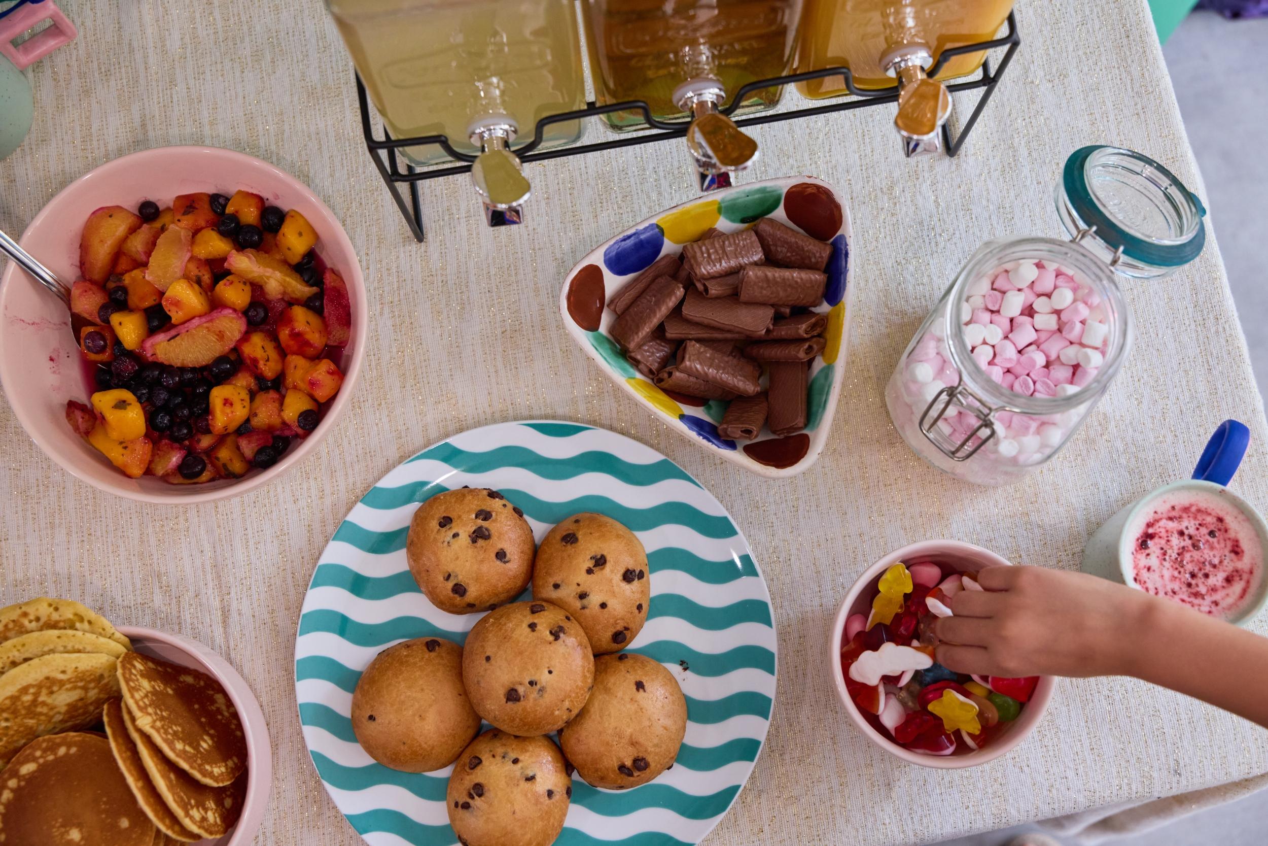 Réalisez deux dessous de verre en mosaïque autour d'un goûter avec Janis - Image n°1 - Wecandoo
