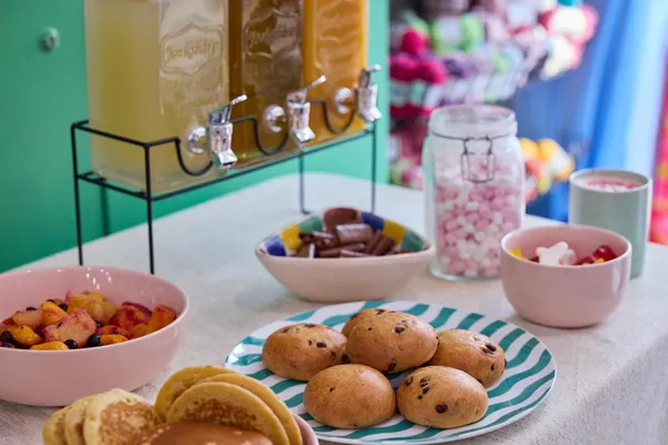 Réalisez deux dessous de verre en mosaïque autour d'un goûter avec Janis - Image n°2 - Wecandoo