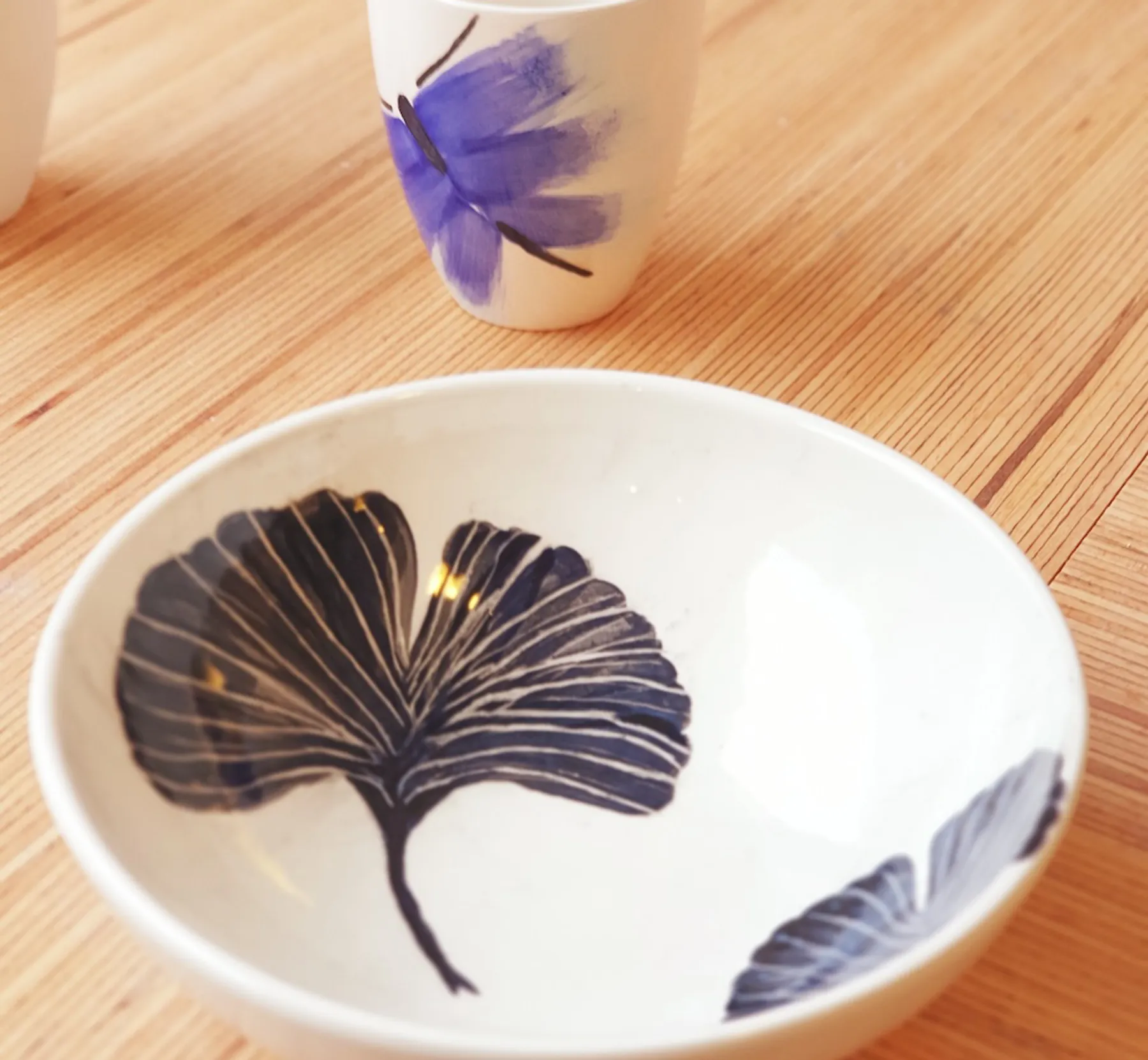 Découvrez le décor sur céramique autour d'un goûter avec Caroline et son équipe - Image n°1 - Wecandoo