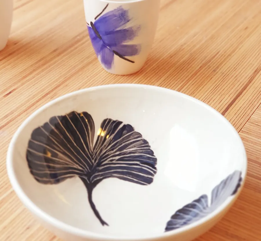 Découvrez le décor sur céramique autour d'un goûter avec Caroline et son équipe - Image n°1 - Wecandoo