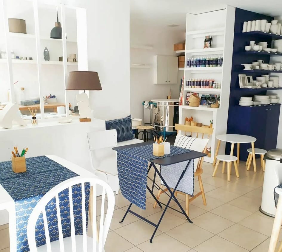 Découvrez le décor sur céramique autour d'un goûter avec Caroline et ses équipes - Image n°4 - Wecandoo
