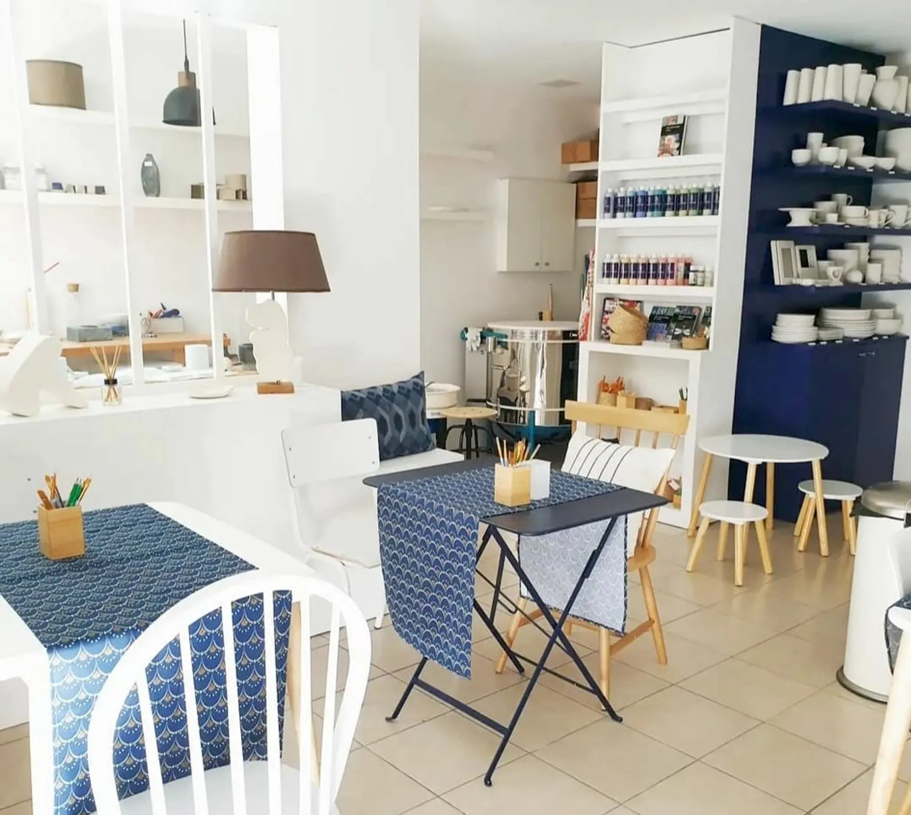 Découvrez le décor sur céramique autour d'un goûter avec Caroline et son équipe - Image n°4 - Wecandoo