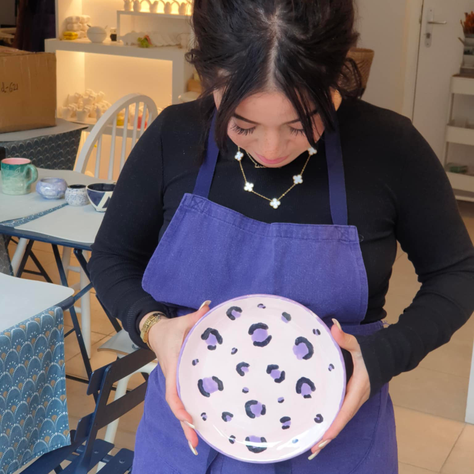 Découvrez le décor sur céramique autour d'un goûter avec Caroline et ses équipes - Image n°8 - Wecandoo