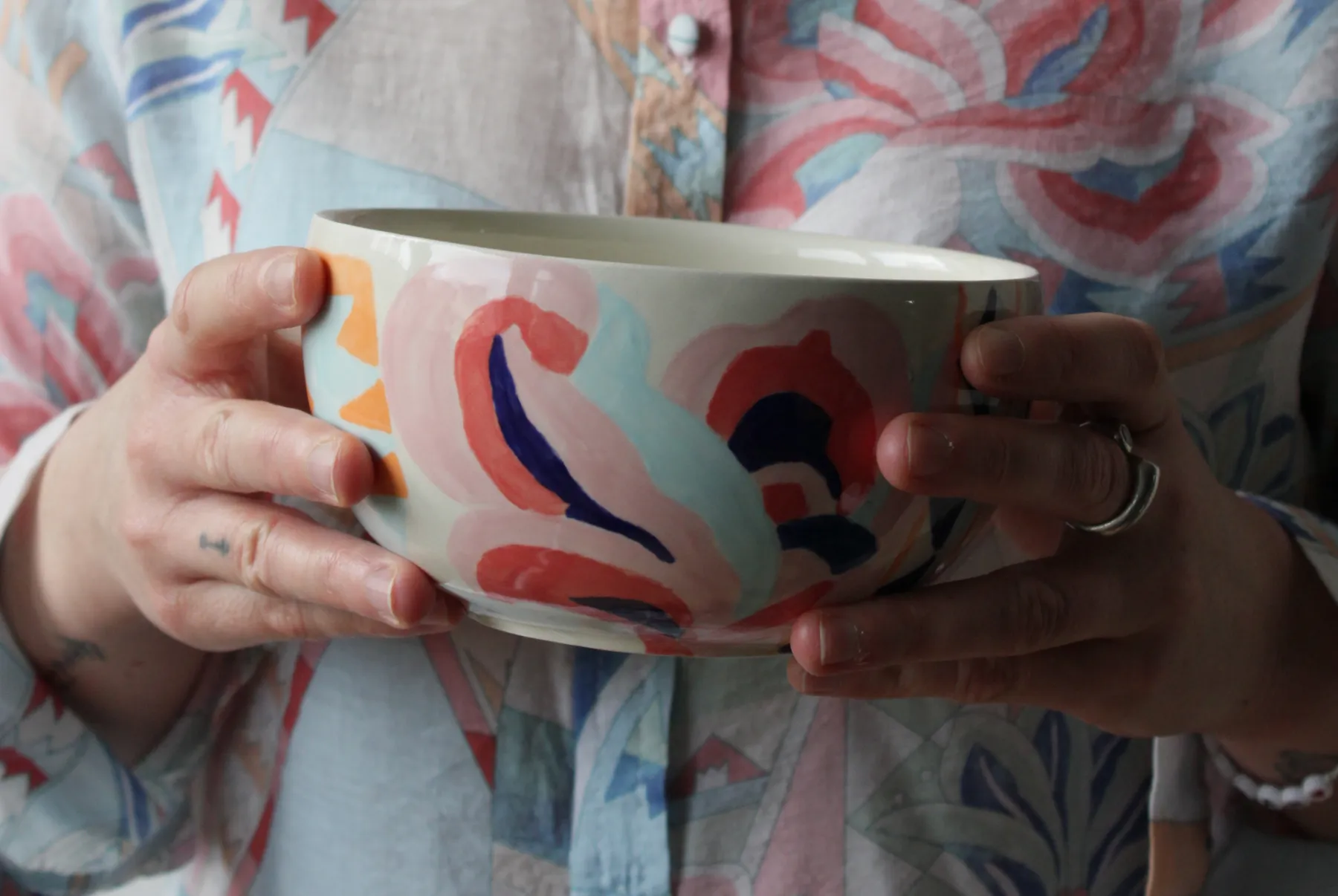 Découvrez le décor sur céramique autour d'un goûter avec Caroline et son équipe - Image n°5 - Wecandoo