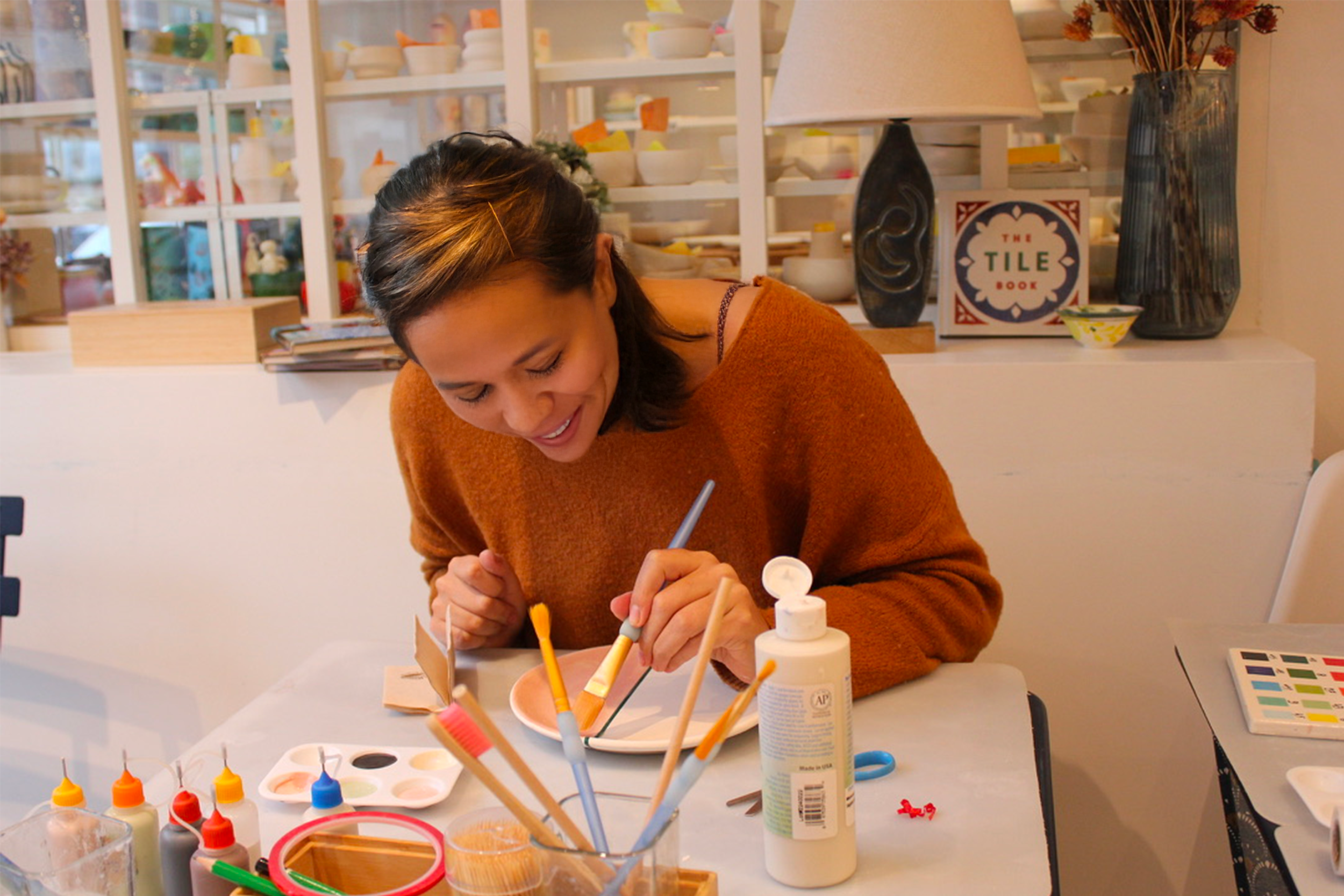 Découvrez le décor sur céramique autour d'un goûter avec Caroline et ses équipes - Image n°2 - Wecandoo