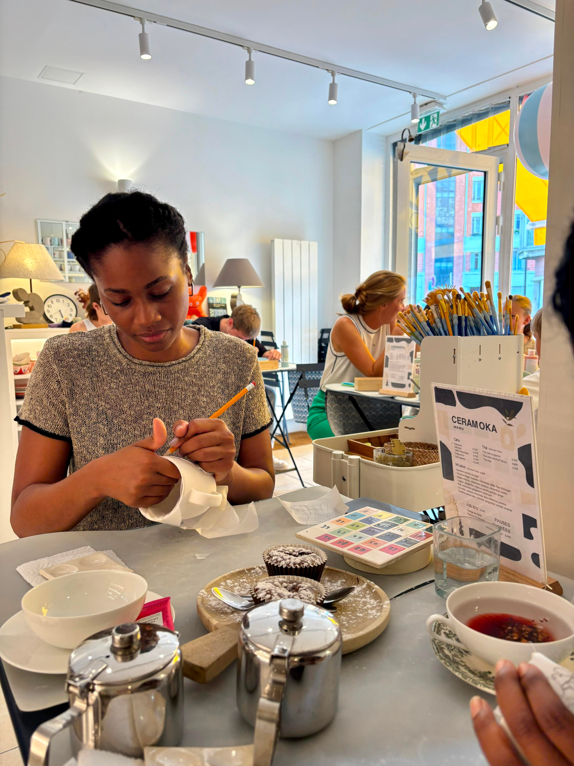 Découvrez le décor sur céramique autour d'un goûter avec Caroline et ses équipes - Image n°6 - Wecandoo