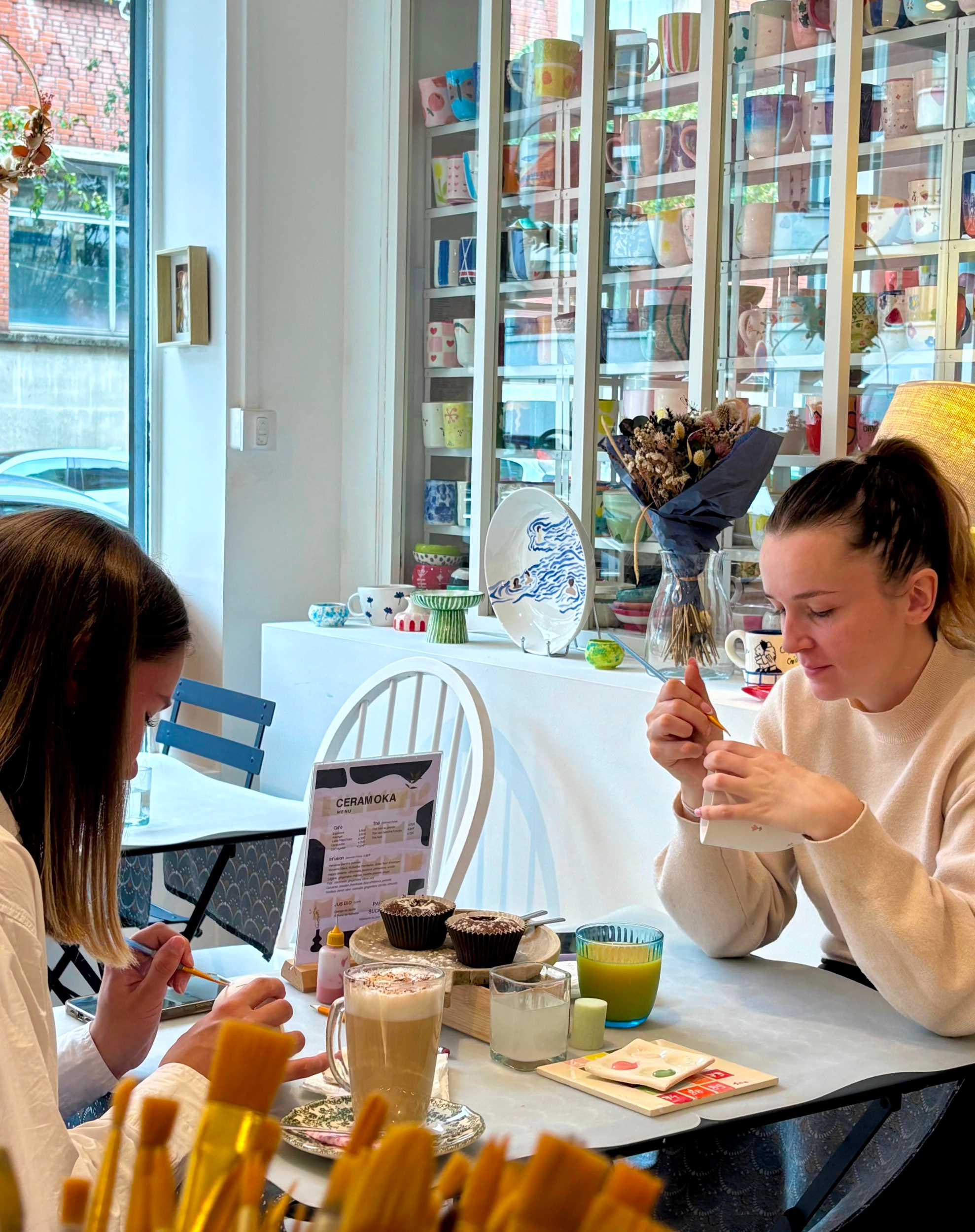 Découvrez le décor sur céramique autour d'un goûter avec Caroline et ses équipes - Image n°11 - Wecandoo