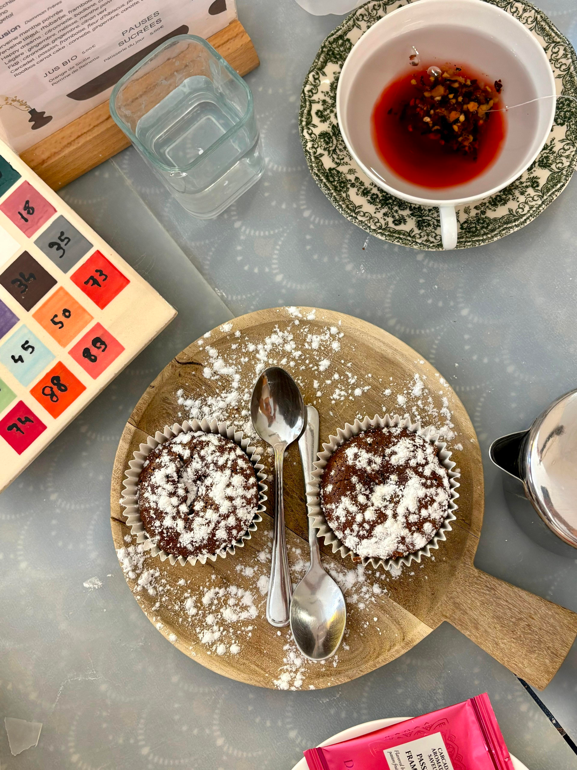 Découvrez le décor sur céramique autour d'un goûter avec Caroline et ses équipes - Image n°3 - Wecandoo