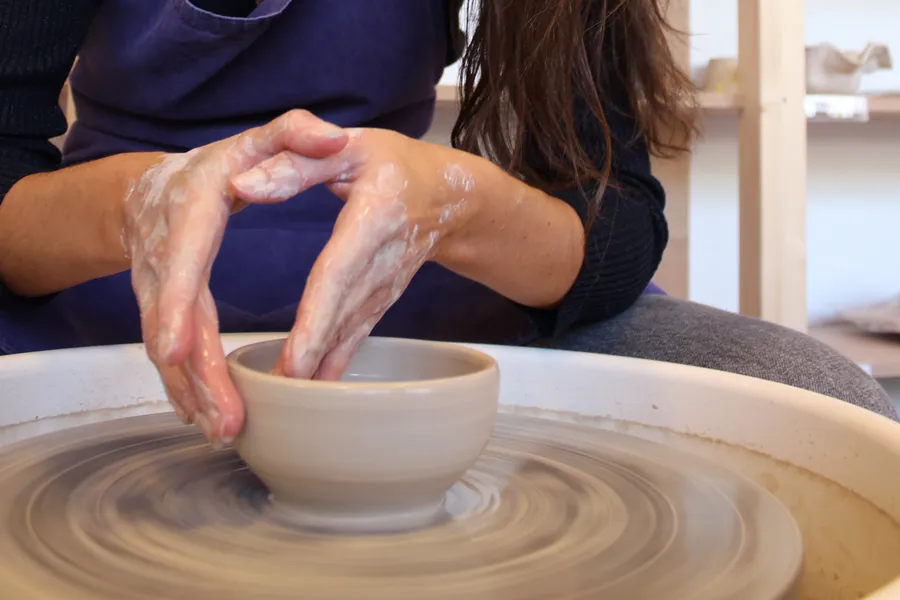 Découvrez l'art du tournage en céramique avec Caroline et ses équipes - Image n°1 - Wecandoo