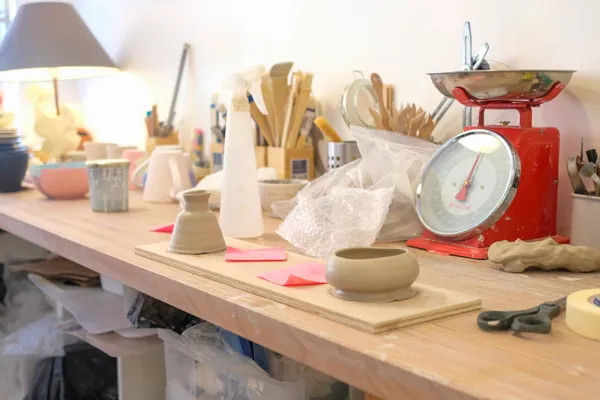 Découvrez l'art du modelage en céramique avec Caroline et ses équipes - Image n°3 - Wecandoo