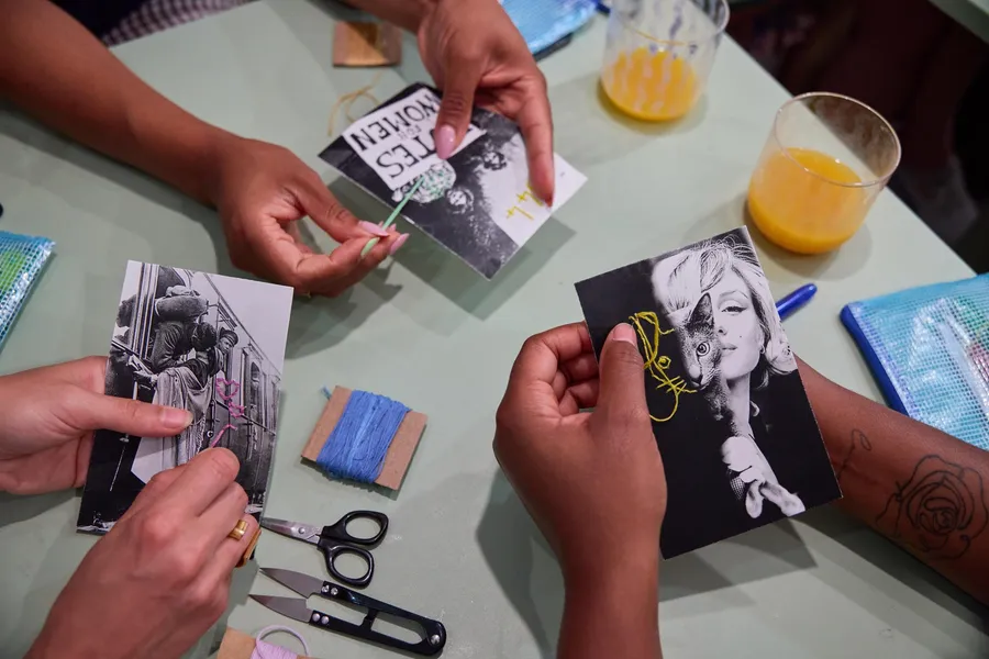Découvrez la broderie sur photo autour d'un goûter avec Janis - Image n°1 - Wecandoo