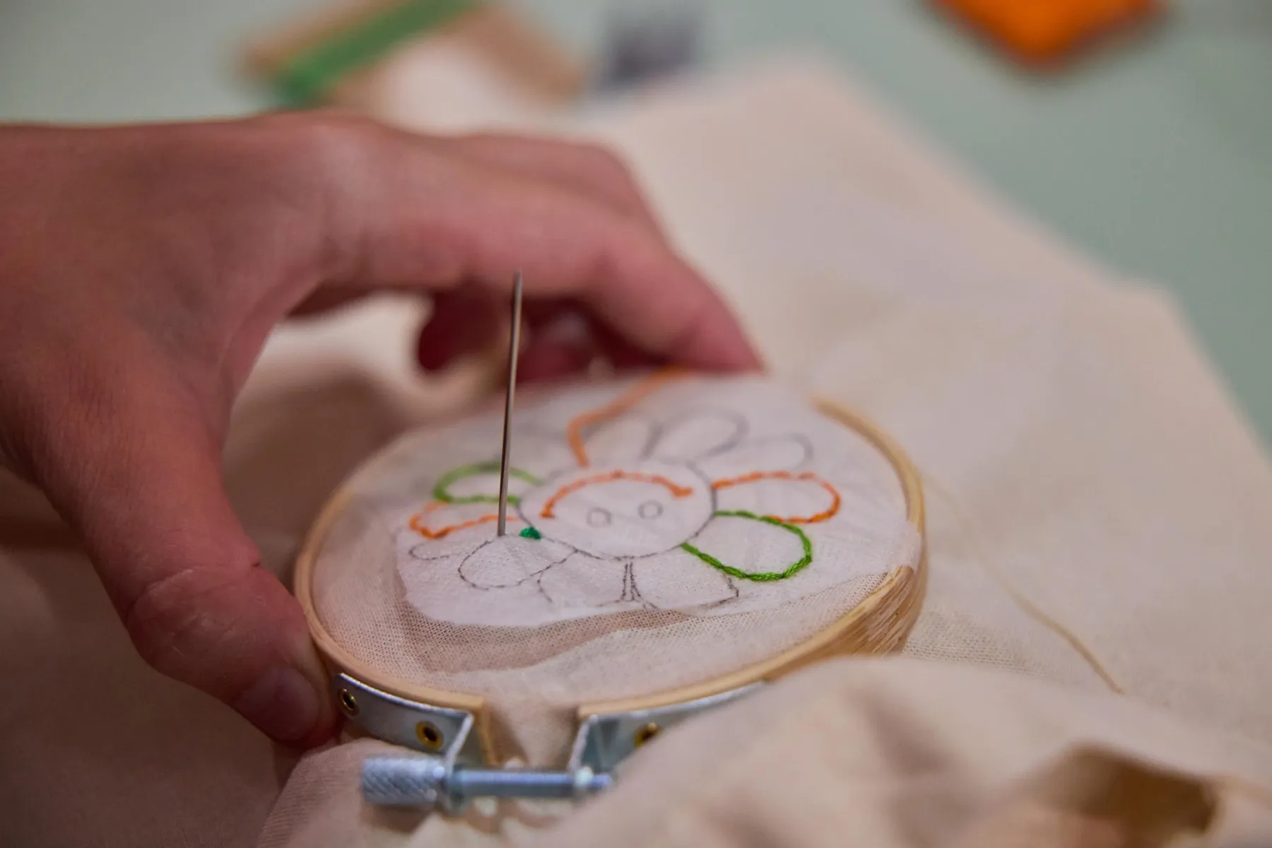 Découvrez la broderie autour d'un apéro avec Janis - Image n°4 - Wecandoo