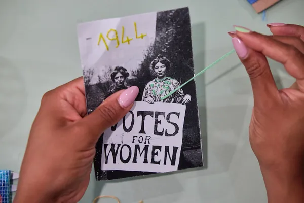 Découvrez la broderie sur photo autour d'un goûter avec Janis - Image n°3 - Wecandoo