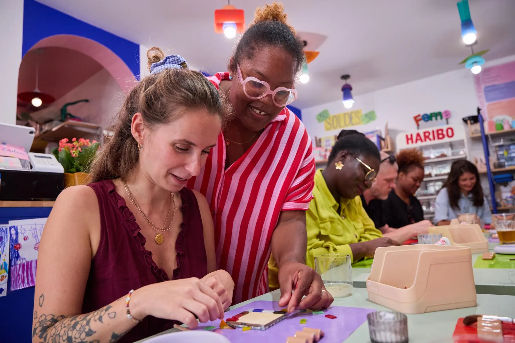 Réalisez deux dessous de verre en mosaïque autour d'un apéro avec Janis - Image n°4 - Wecandoo
