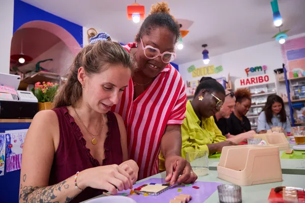 Réalisez deux dessous de verre en mosaïque autour d'un apéro avec Janis - Image n°4 - Wecandoo