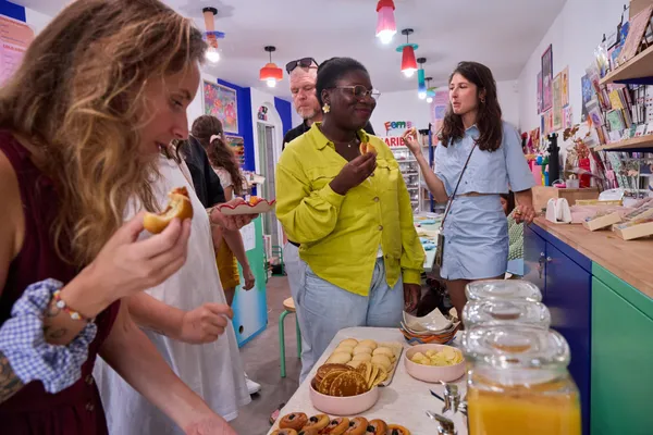 Découvrez la broderie sur photo autour d'un goûter avec Janis - Image n°2 - Wecandoo