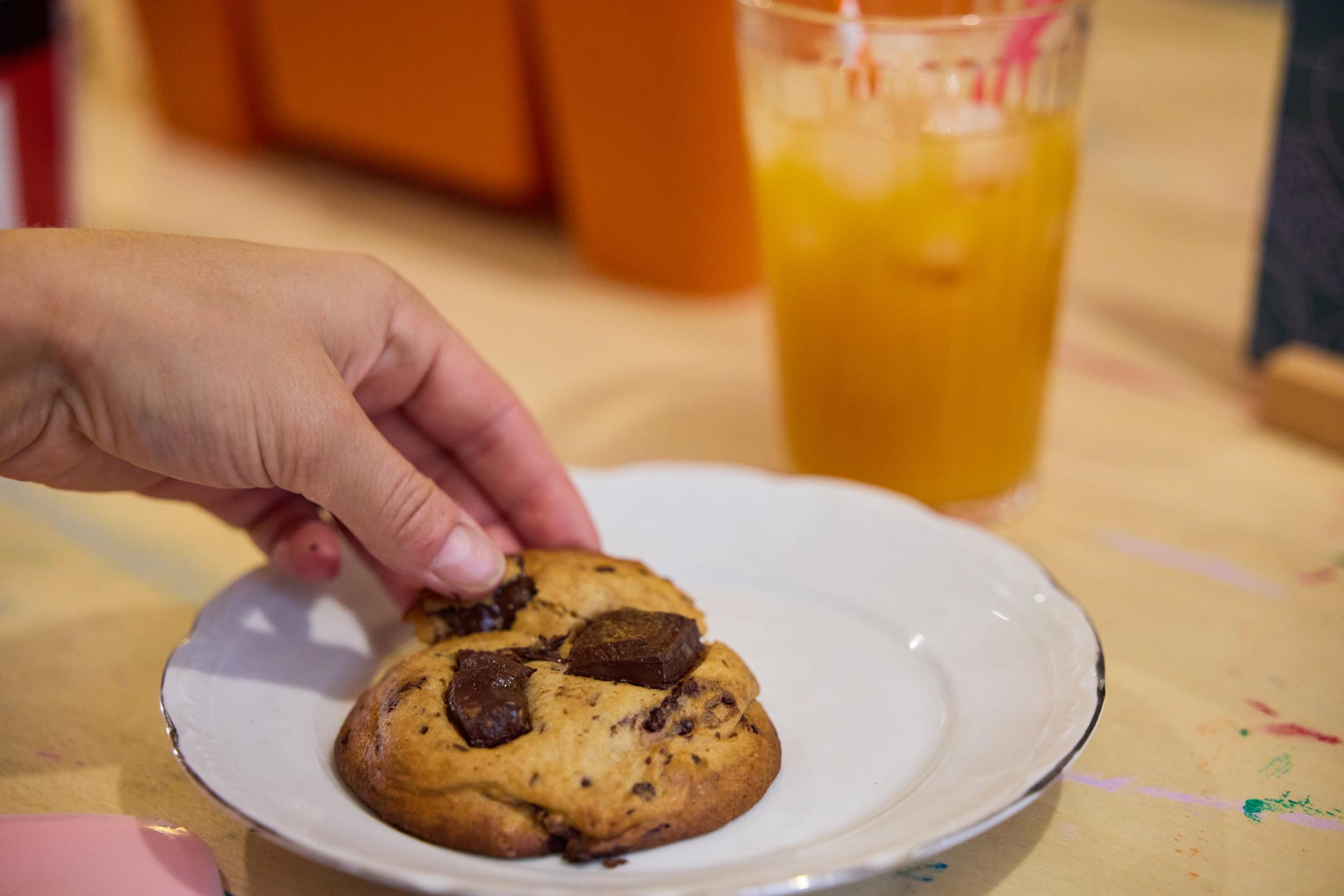 Réalisez vos boucles d'oreilles en polymère autour d'un goûter avec Hadjara et Armelle - Image n°11 - Wecandoo