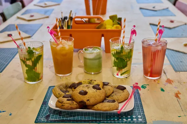 Réalisez vos boucles d'oreilles en polymère autour d'un goûter avec Hadjara et Armelle - Image n°4 - Wecandoo