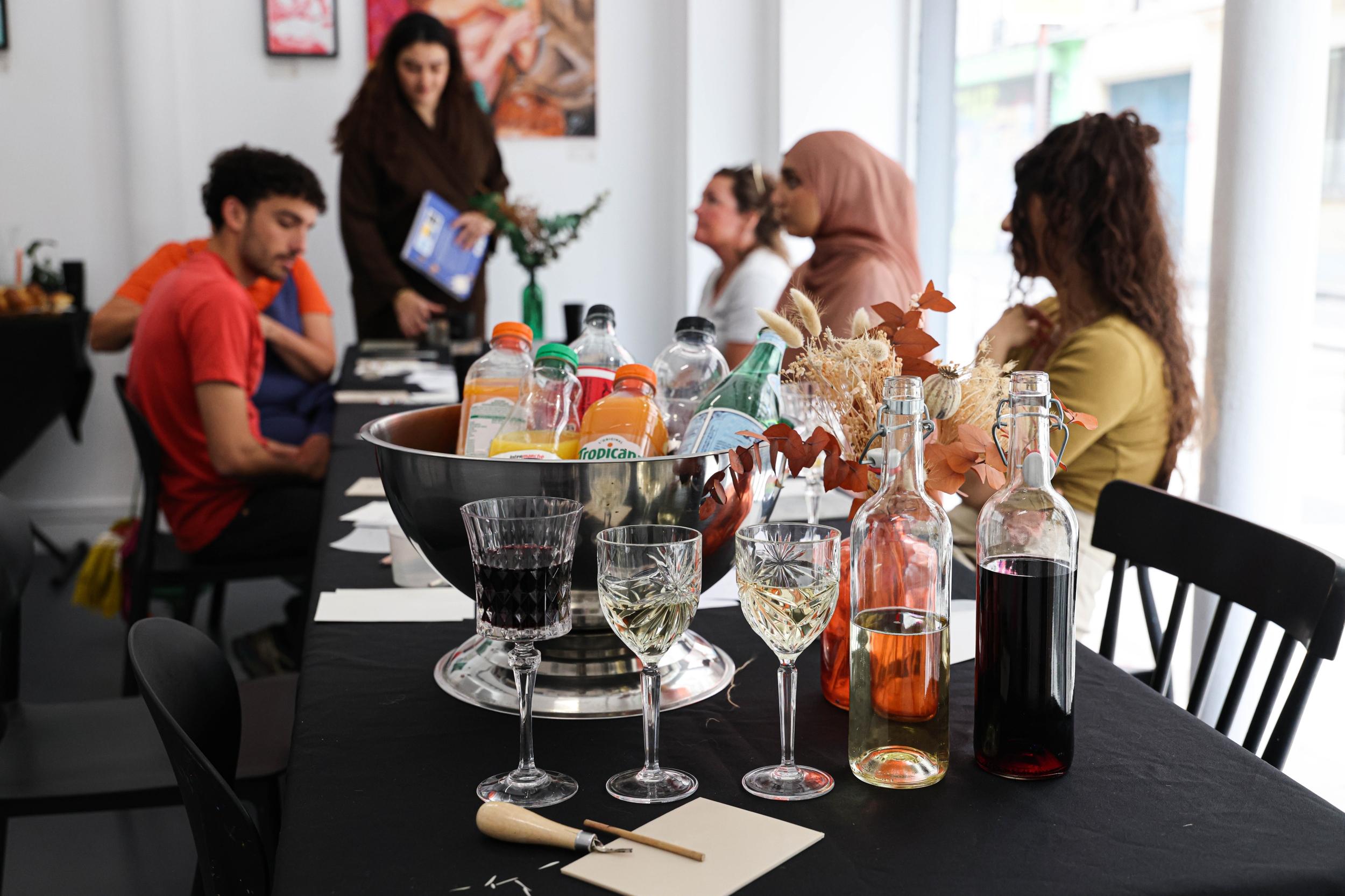 Découvrez la linogravure autour d’un apéro et réalisez votre création unique avec Amina - Image n°6 - Wecandoo