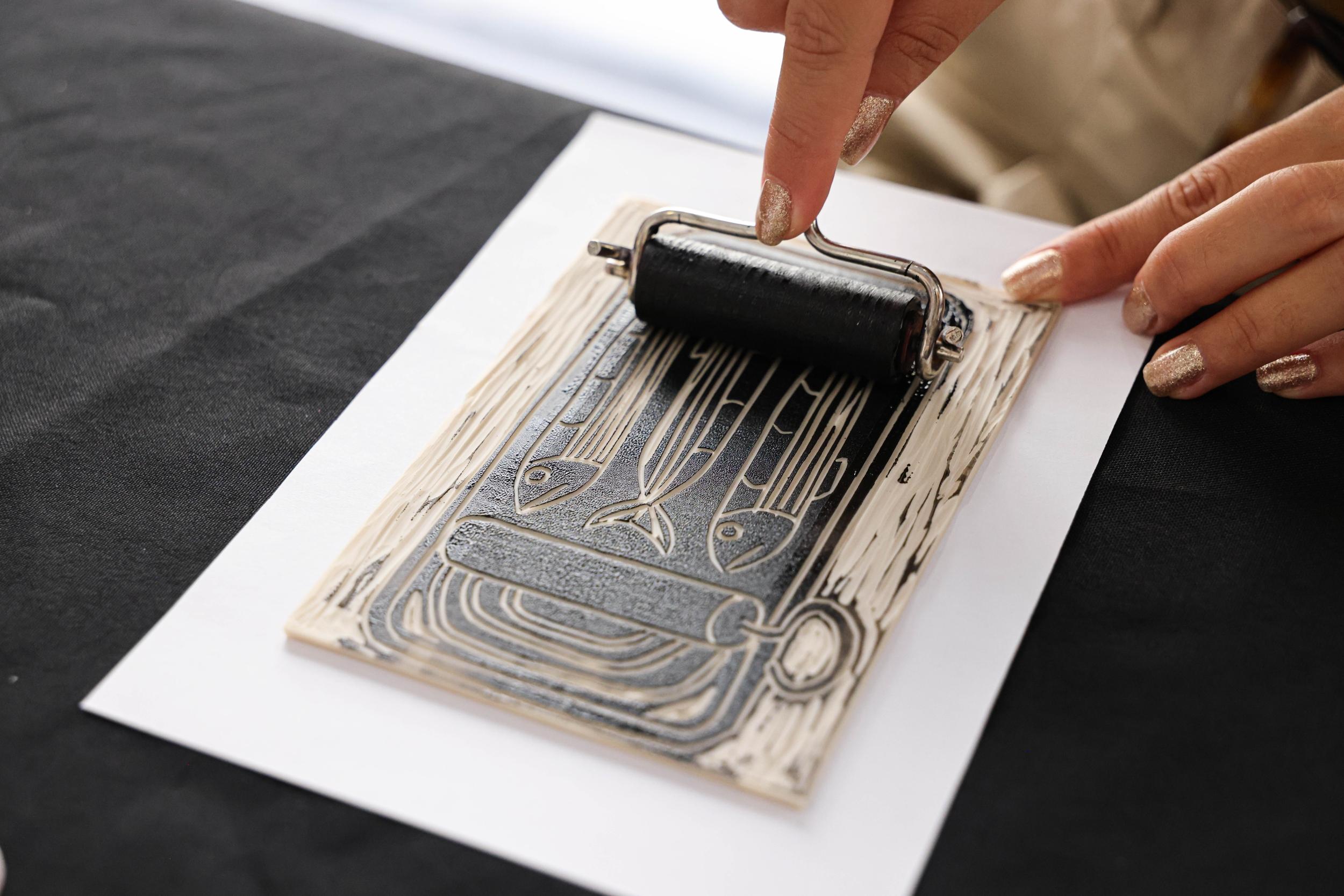 Découvrez la linogravure autour d’un apéro et réalisez votre création unique avec Amina - Image n°2 - Wecandoo