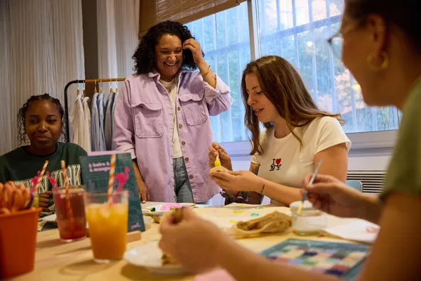 Réalisez votre dessous de plat en mosaïque autour d'un goûter avec Hadjara et Armelle - Image n°5 - Wecandoo