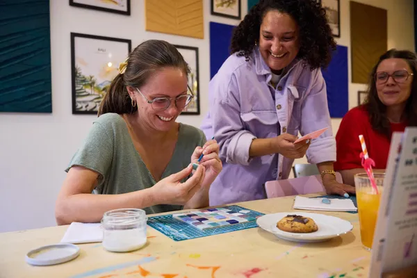 Réalisez votre dessous de plat en mosaïque autour d'un goûter avec Hadjara et Armelle - Image n°2 - Wecandoo