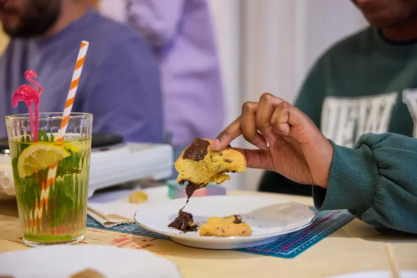 Réalisez votre dessous de plat en mosaïque autour d'un goûter avec Hadjara et Armelle - Image n°3 - Wecandoo