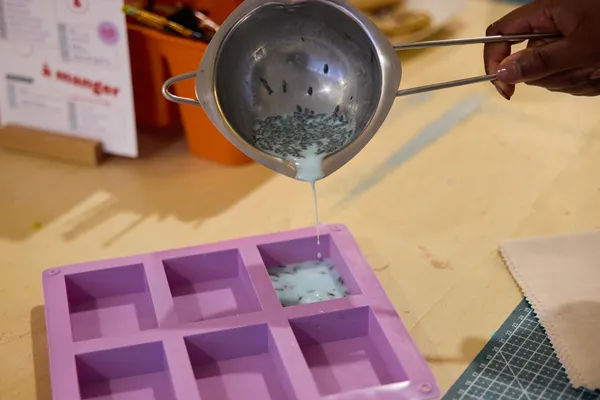 Réalisez votre savon autour d'un goûter maison avec Hadjara et Armelle - Image n°5 - Wecandoo