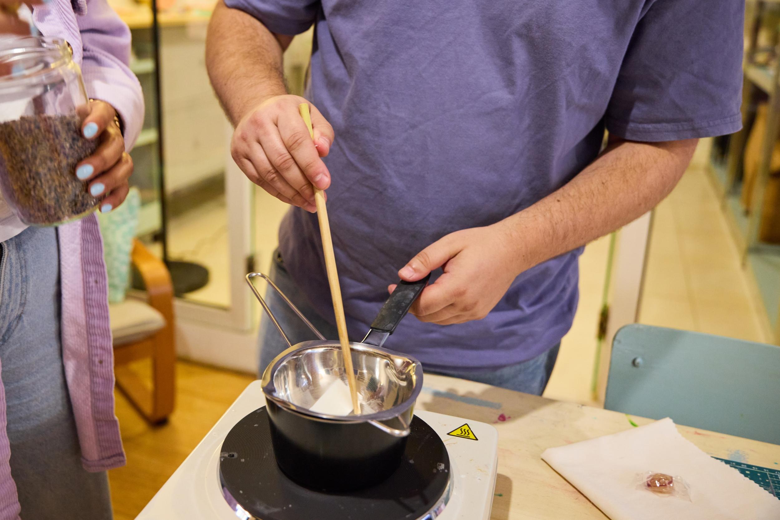 Réalisez votre savon autour d'un goûter maison avec Hadjara et Armelle - Image n°8 - Wecandoo