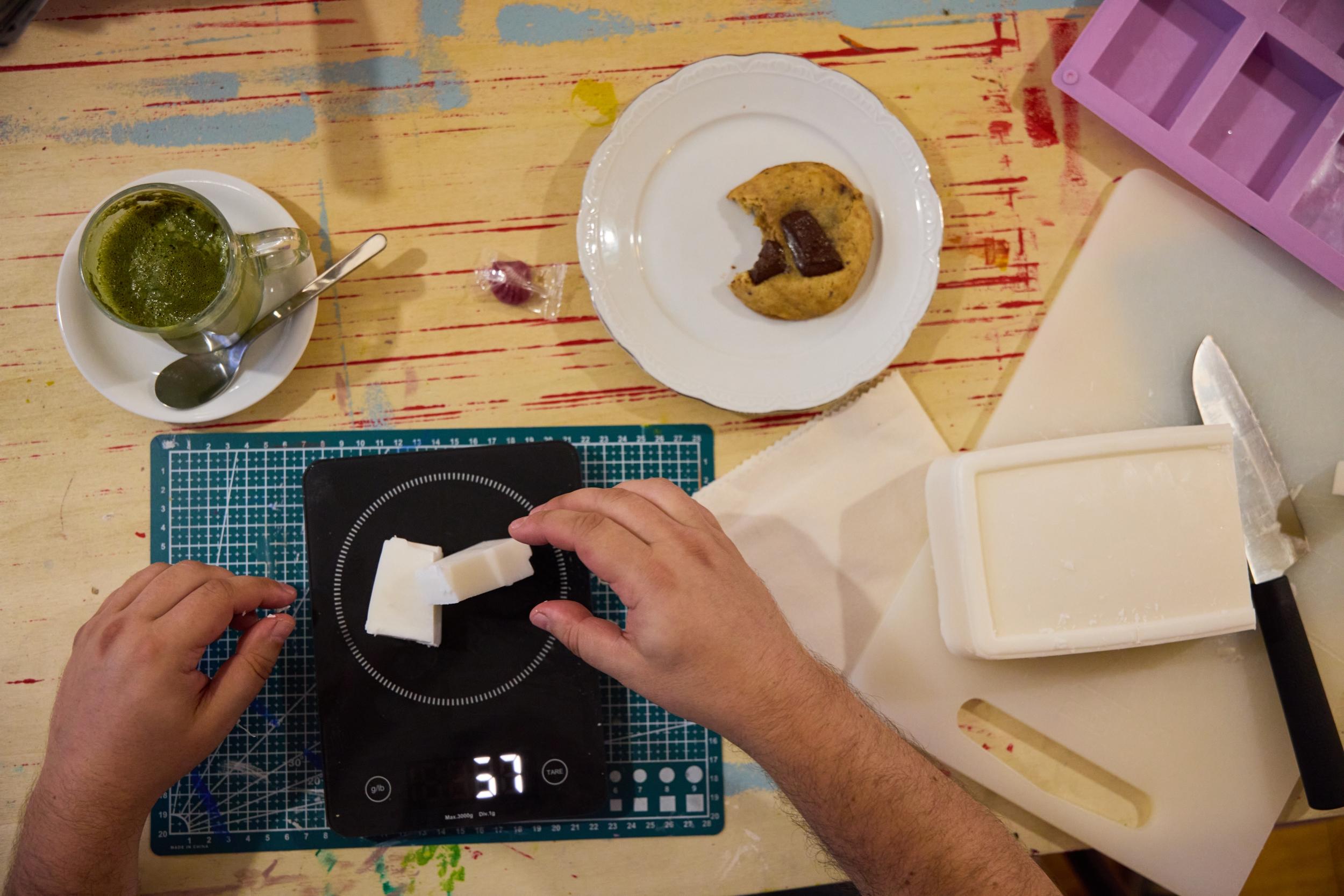 Réalisez votre savon autour d'un goûter maison avec Hadjara et Armelle - Image n°7 - Wecandoo