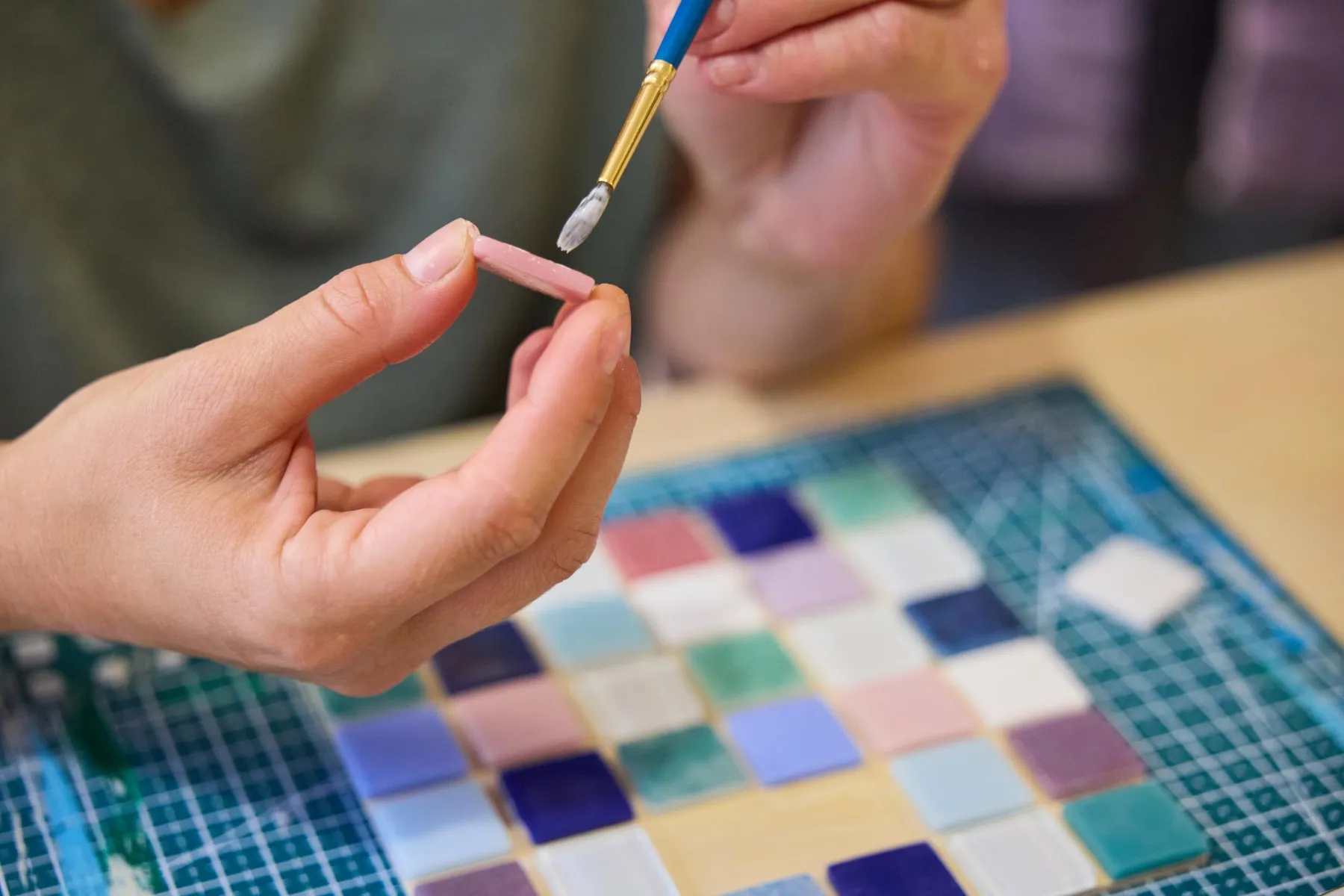 Découvrez la mosaïque autour d'un apéro et réalisez votre dessous de plat avec Hadjara et Armelle - Image n°1 - Wecandoo