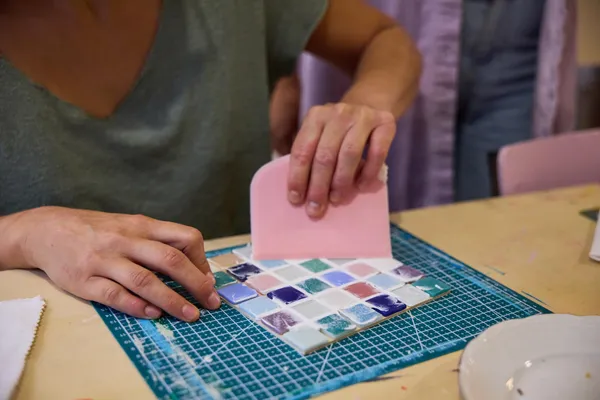 Découvrez la mosaïque autour d'un apéro et réalisez votre dessous de plat avec Hadjara et Armelle - Image n°5 - Wecandoo