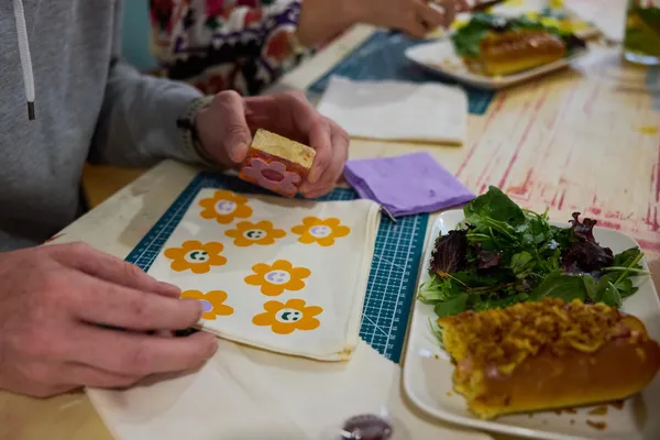 Customisez votre textile autour d'un apéro avec Hadjara et Armelle - Image n°3 - Wecandoo