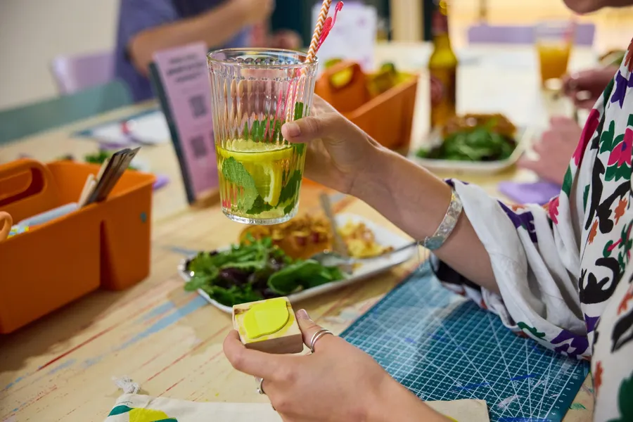 Customisez votre textile autour d'un apéro avec Hadjara et Armelle - Image n°1 - Wecandoo