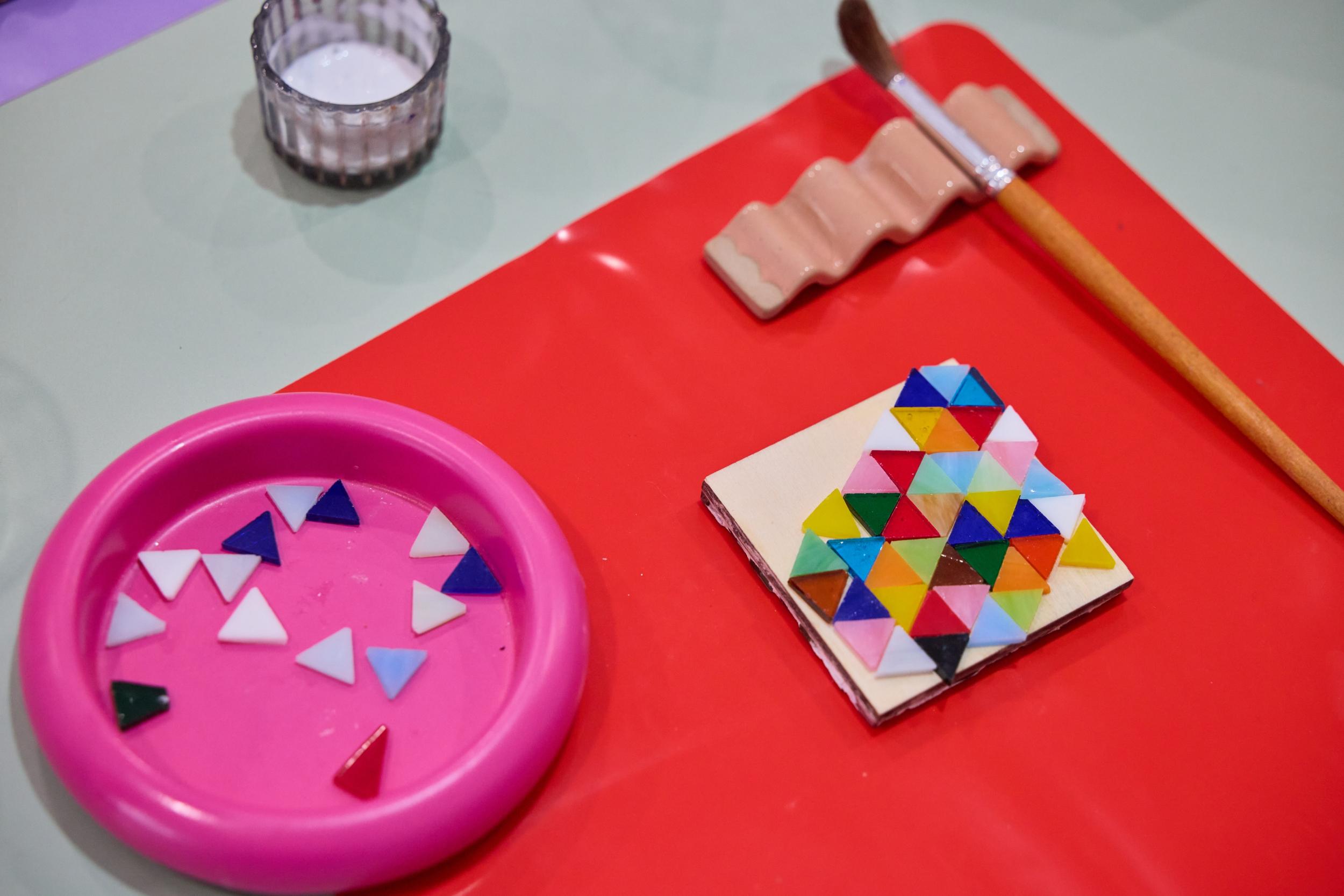 Soirée de lancement Sip & Craft : Créez votre dessous de verre en mosaïque autour d’un apéro - Image n°8 - Wecandoo
