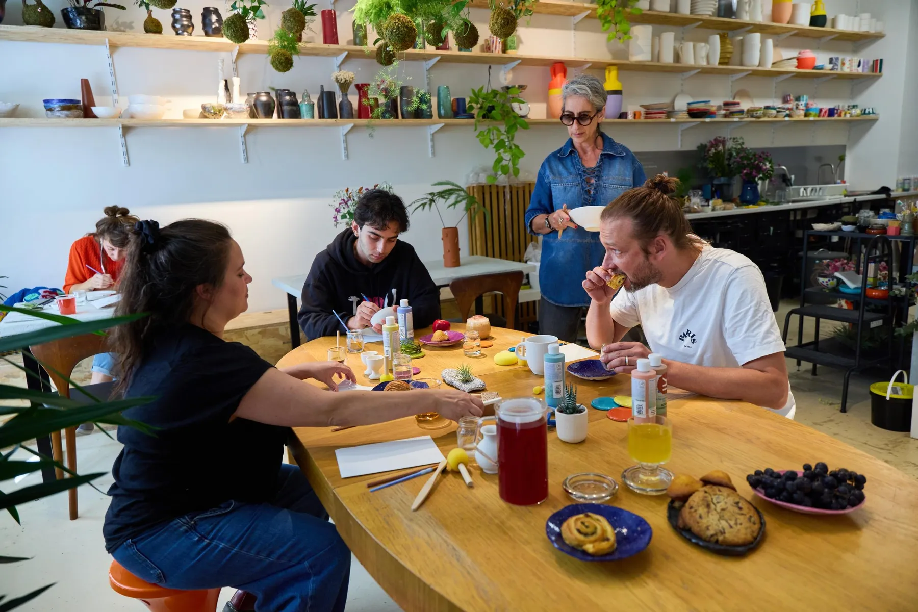 Découvrez le décor sur céramique autour d'un petit-déjeuner avec San et son équipe - Image n°3 - Wecandoo