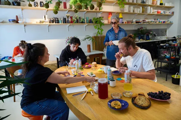 Découvrez le décor sur céramique autour d'un petit-déjeuner avec San et son équipe - Afbeelding nr. 3 - Wecandoo