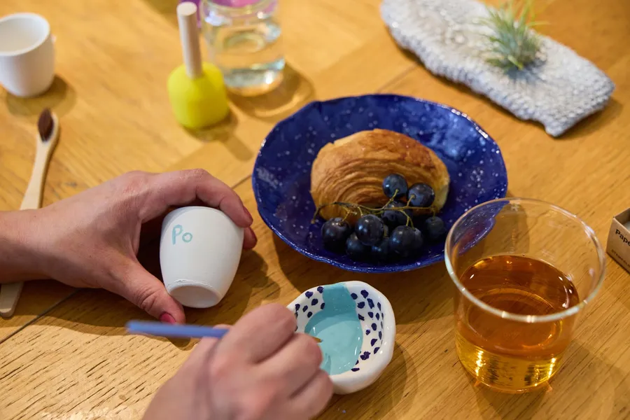 Découvrez le décor sur céramique autour d'un petit-déjeuner avec San et son équipe - Afbeelding nr. 1 - Wecandoo