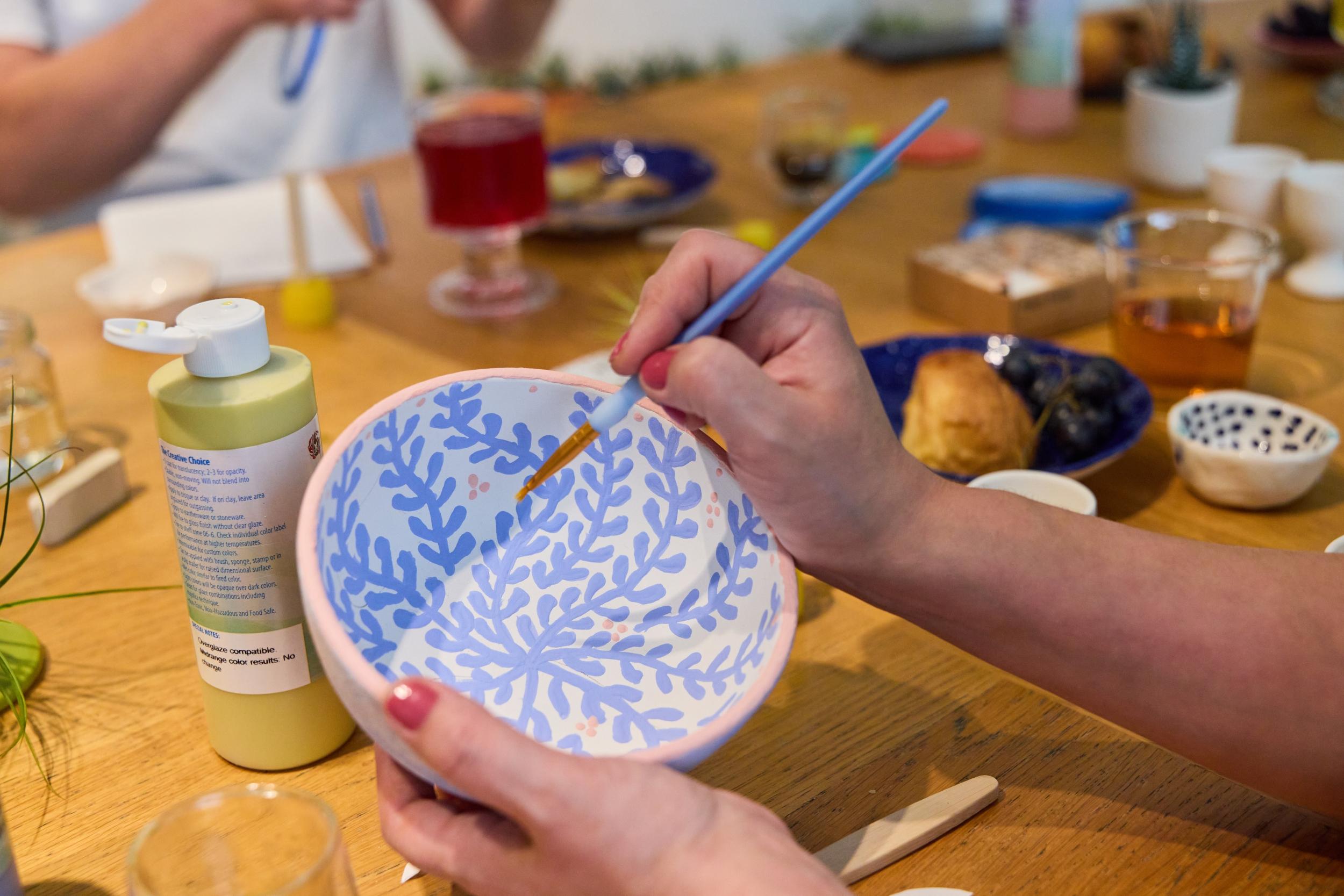 Découvrez le décor sur céramique autour d'un petit-déjeuner avec San et son équipe - Image n°2 - Wecandoo