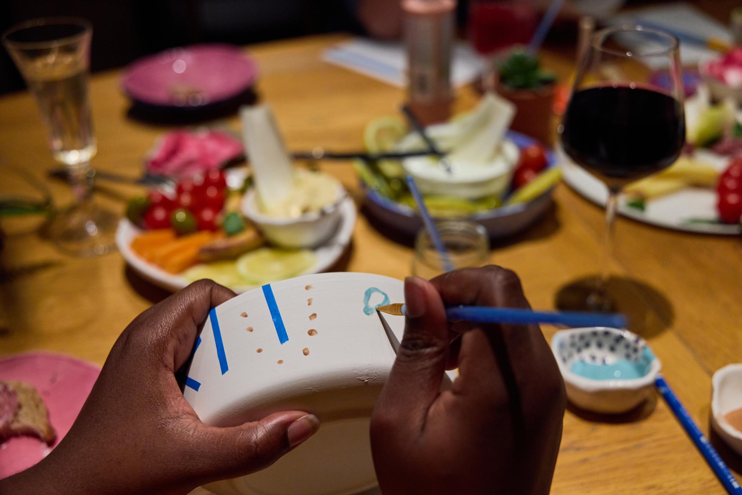 Découvrez le décor sur céramique autour d'un apéro