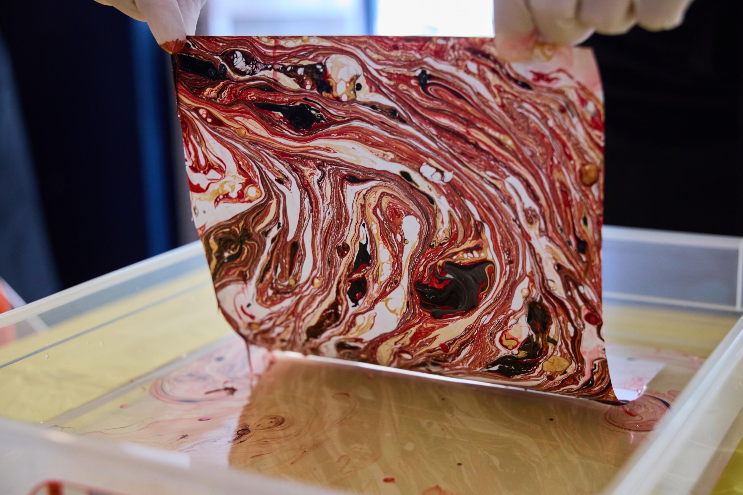 Créez votre papier marbré autour d'un apéro