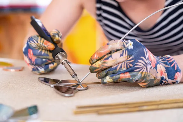 Initiez-vous au vitrail Tiffany sur une demi-journée avec Mylène - Image n°5 - Wecandoo