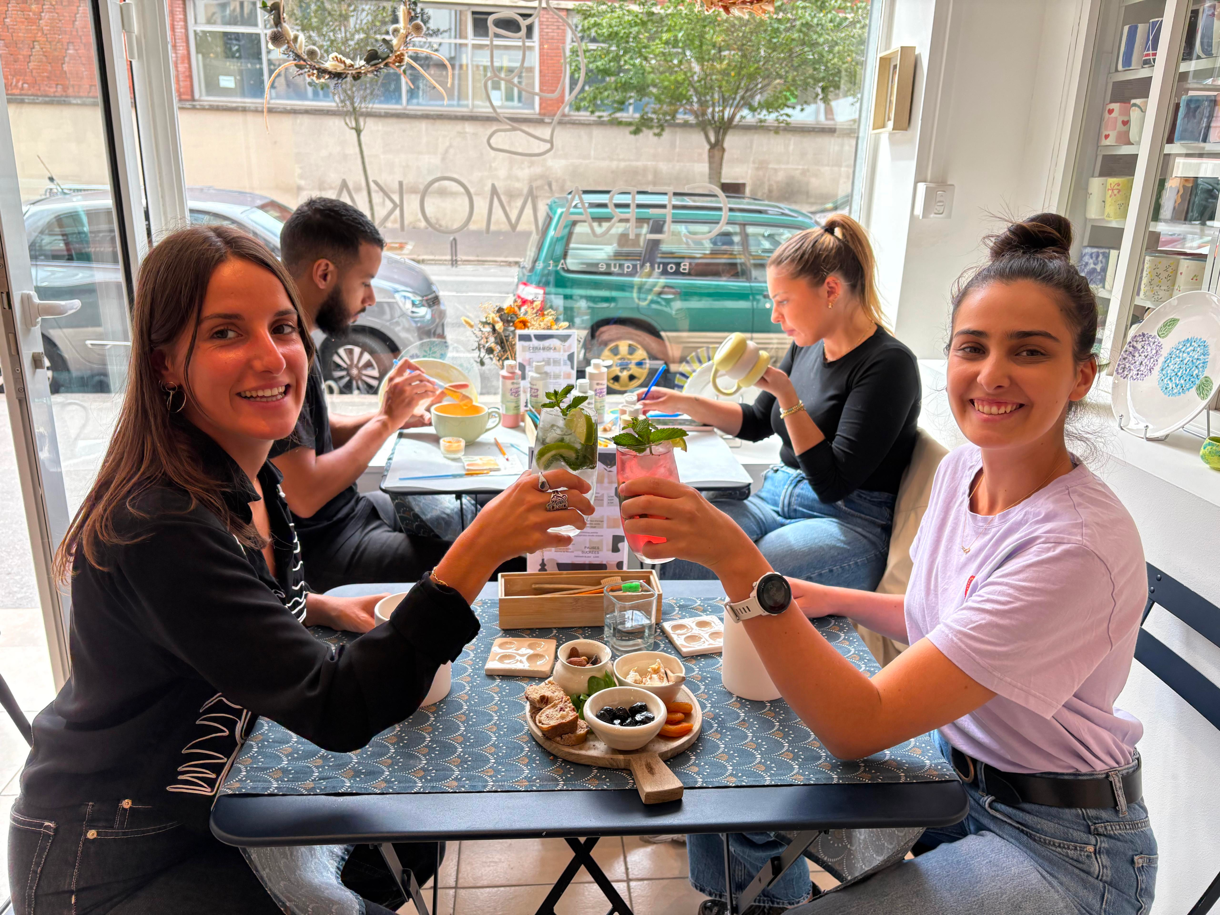 Décorez votre tasse en céramique autour d'un apéro avec Caroline et ses équipes - Image n°4 - Wecandoo