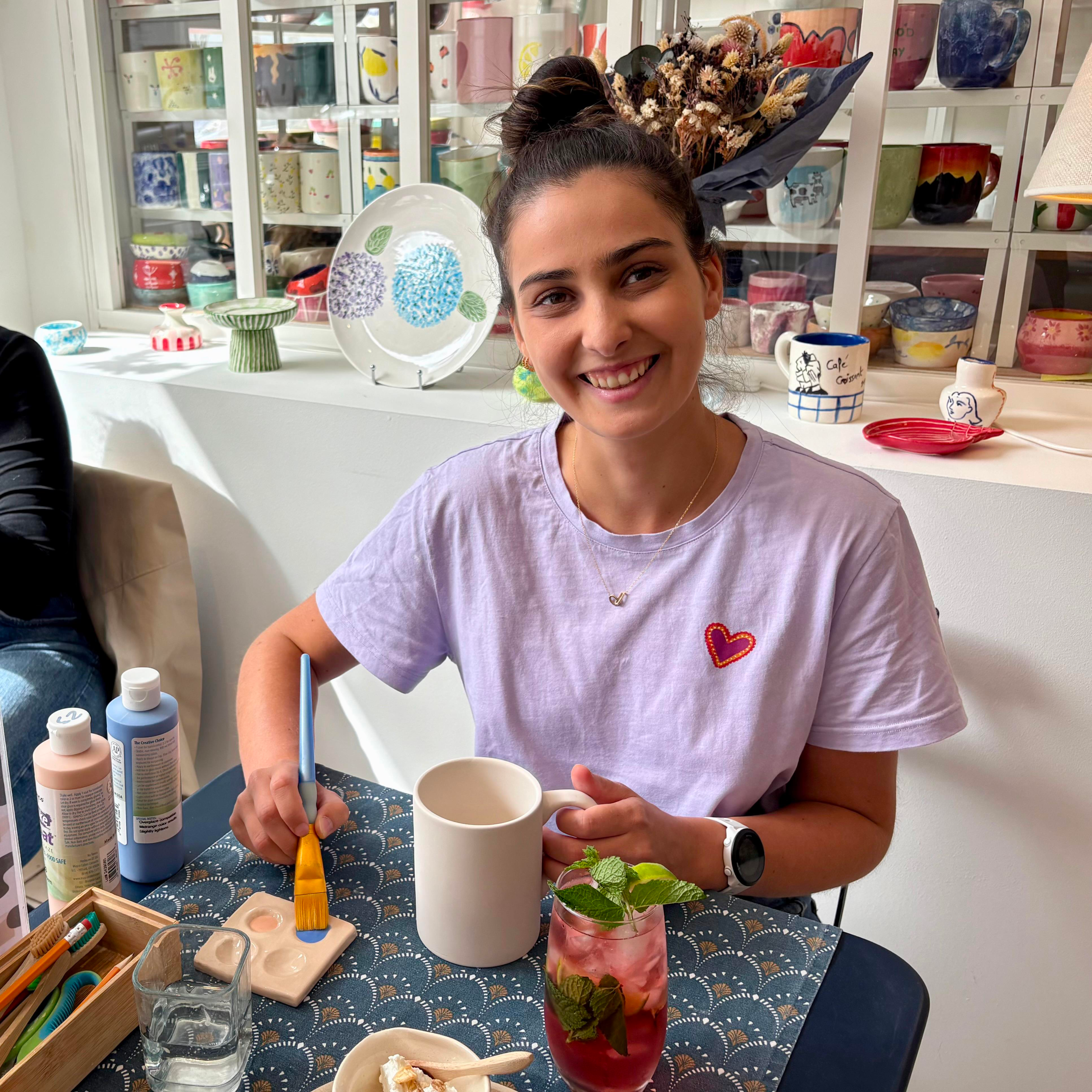 Décorez votre tasse en céramique autour d'un apéro avec Caroline et ses équipes - Image n°3 - Wecandoo